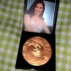 Mac Selena rose highlighter